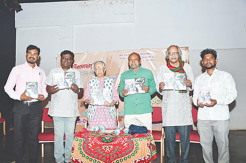 ದೇಸಿರಂಗ ಸಾಂಸ್ಕೃತಿಕ ಟ್ರಸ್ಟ್‌ನಿಂದ ನಗರದಲ್ಲಿ ಆಯೋಜಿಸಿದ್ದ ಕಾರ್ಯಕ್ರಮದಲ್ಲಿ ಪ್ರೊ.ಕೆ.ರಾಮದಾಸ್ ನೆನಪಿನಲ್ಲಿ ಪುಸ್ತಕ ಬಿಡುಗಡೆಗೊಳಿಸಲಾಯಿತು. ಪ್ರೊ. ಕಾಳೇಗೌಡ ನಾಗವಾರ, ಪ್ರೊ.ಚ.ಸರ್ವಮಂಗಳಾ, ರಾಜಪ್ಪ ದಳವಾಯಿ, ಕೃಷ್ಣ ಜನಮನ ಇತರರು ಇದ್ದರು.