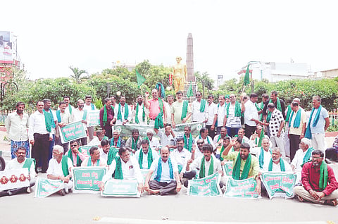 ಬಿಡದಿ ಬಳಿ ರೈತರ ಫಲವತ್ತಾದ ಜಮೀನು ವಶಪಡಿಸಿಕೊಂಡು ಟೌನ್‌ಶಿಪ್ ಮಾಡುವುದನ್ನು ಕೈ ಬಿಡುವಂತೆ ಆಗ್ರಹಿಸಿ ನಗರದ ಗಾಂಧಿವೃತ್ತದಲ್ಲಿ ಪ್ರತಿಭಟನೆ ನಡೆಯಿತು. ಕುರುಬೂರು ಶಾಂತಕುಮಾರ್, ಮುಖಂಡರಾದ ಅತ್ತಹಳ್ಳಿ ದೇವರಾಜ್, ಬರಡನಪುರ ನಾಗರಾಜ್, ಕಿರಗಸೂರು ಶಂಕರ್, ಮೂಕಳ್ಳಿ ಮಹದೇವಸ್ವಾಮಿ, ಮಾರ್ಬಳ್ಳಿ ನೀಲಕಂಠಪ್ಪ ಇತರರು ಇದ್ದರು. 