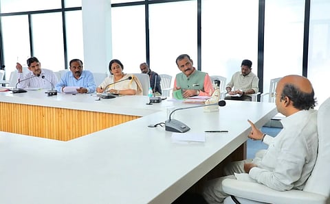  ಮೈವಿವಿ ಸಂಶೋಧನಾ ವಿದ್ಯಾರ್ಥಿಗಳ ಶಿಷ್ಯವೇತನದ ಕುರಿತು ನಗರಾಭಿವೃದ್ಧಿ ಸಚಿವ ಡಾ.ಯತೀಂದ್ರ ಸಿದ್ದರಾಮಯ್ಯ ಅಧಿಕಾರಿಗಳ ಸಭೆ ನಡೆಸಿದರು. ಪ್ರೊ.ಎನ್.ಕೆ.ಲೋಕನಾಥ್, ಎಂ.ಕೆ.ಸವಿತಾ, ಪ್ರೊ.ಎನ್.ನಾಗರಾಜ್ ಇನ್ನಿತರರಿದ್ದರು.