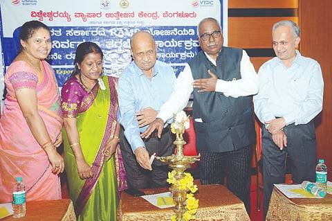  ನಗರದಲ್ಲಿ ಸೋಮವಾರ ಆಯೋಜಿಸಿದ್ದ ರಫ್ತು ನಿರ್ವಹಣಾ ತರಬೇತಿ ಕಾರ್ಯಕ್ರಮವನ್ನು ಮೈಸೂರು ಕೈಗಾರಿಕೆಗಳ ಸಂಘದ ಪ್ರಧಾನ ಕಾರ್ಯದರ್ಶಿ ಸುರೇಶ್ ಕುಮಾರ್ ಜೈನ್ ಉದ್ಘಾಟಿಸಿದರು. ಡಾ.ಕೆ.ಬಿ.ಲಿಂಗರಾಜು, ಎಲ್.ಮೇಘಲಾ, ಅರವಿಂದ್ ಭಟ್, ಉಮಾ ಇದ್ದರು.