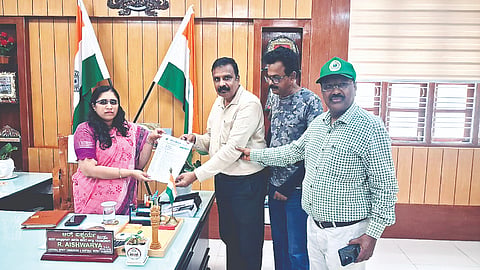ಮೈಸೂರು ದಸರಾ ಮಹೋತ್ಸವದಲ್ಲಿ ಕಂಬಳ ಆಯೋಜನೆ ಕೈ ಬಿಡಬೇಕು ಎಂದು ಒತ್ತಾಯಿಸಿ ‘ಪರಿಸರಕ್ಕಾಗಿ ನಾವು’ ಸಂಘಟನೆಯಿಂದ ಆರ್.ಐಶ್ವರ್ಯಾ ಅವರ ಮೂಲಕ ಸರ್ಕಾರಕ್ಕೆ ಮನವಿ ಸಲ್ಲಿಸಲಾಯಿತು. ಪರಶುರಾಮೇಗೌಡ, ಭಾನುಪ್ರಶಾಂತ್, ಶೈಲಜೇಶ್ ಇದ್ದರು.