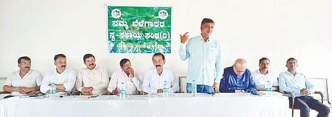 ಶನಿವಾರಸಂತೆಯ ಸಹಕಾರ ಬ್ಯಾಂಕಿನ ಸಭಾಂಗಣದಲ್ಲಿ ನಮ್ಮ ಬೆಳೆಗಾರರ ಸ್ವಸಹಾಯ ಸಂಘದ ಮಹಾಸಭೆ ಆಯೋಜಿಸಲಾಗಿತ್ತು. ಟಿ.ಪಿ.ಸುರೇಂದ್ರ, ಕೆ.ಕೆ.ವಿಶ್ವನಾಥ್, ಎಸ್.ಎಂ.ಉಮಾಶಂಕರ್, ಎಸ್.ಸಿ.ಪುಟ್ಟಸ್ವಾಮಿ ಇತರರು ಇದ್ದರು.