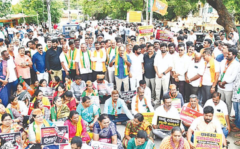 ಕಾಂಗ್ರೆಸ್ ವಿರುದ್ಧ ಬಿಜೆಪಿಯಿಂದ ನಗರದಲ್ಲಿ ನಡೆದ ಪ್ರತಿಭಟನೆಯಲ್ಲಿ ಧೀರಜ್ ಮುನಿರಾಜ್, ಪ್ರತಾಪ್ ಸಿಂಹ, ಟಿ.ಎಸ್.ಶ್ರೀವತ್ಸ, ಎಲ್.ನಾಗೇಂದ್ರ, ಎನ್.ಸುಬ್ಬಣ್ಣ, ಶಿವಕುಮಾರ್, ಡಾ.ಇ.ಸಿ.ನಿಂಗರಾಜ್‌ಗೌಡ, ಎಸ್.ಮಹದೇವಯ್ಯ, ಕುಂಬ್ರಳ್ಳಿ ಎನ್.ಸುಬ್ಬಣ್ಣ, ರುದ್ರಮೂರ್ತಿ, ವಿ.ಸೋಮಸುಂದರ್, ಬಿ.ಎಂ.ರಘು, ಎಂ.ವಿ.ಮೋಹನ್, ಎಸ್.ಸಂದೇಶ್‌ಸ್ವಾಮಿ ಇತರರು ಇದ್ದರು.