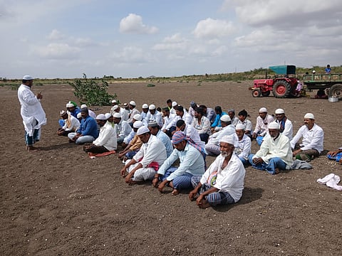 ಕೆರೆಯಂಗಳದಲ್ಲಿ ಸಾಮೂಹಿಕ ಪ್ರಾರ್ಥನೆ