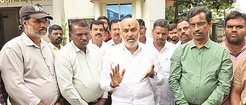 ಸುದ್ದಿಗಾರರೊಂದಿಗೆ ಮಾತನಾಡುತ್ತಿರುವ ಶಾಸಕ ಎಚ್.ಕೆ.ಸುರೇಶ್.