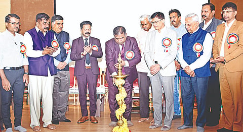 ನಗರದ ಜಯದೇವ ಆಸ್ಪತ್ರೆಯ ಸಭಾಂಗಣದಲ್ಲಿ ಆಯೋಜಿಸಿದ್ದ ‘ಕಾರ್ಡಿಯೋ ಯೋಗ ಸಮ್ಮಿತ್’ ರಾಷ್ಟ್ರೀಯ ಸಮ್ಮೇಳನವನ್ನು ಡಾ.ಬಿ.ದಿನೇಶ್, ಡಾ.ಸುನೀಲ್ ಪನ್ವಾರ್ ಉದ್ಘಾಟಿಸಿದರು. ಡಾ.ಕೆ.ಎಸ್.ಸದಾನಂದ, ಡಾ.ಎಂ.ಎ.ಬಾಲಸುಬ್ರಹ್ಮಣ್ಯಂ, ಎನ್.ಕೇಶವಮೂರ್ತಿ, ಸಂದೇಶ್ ಮಹದೇವಪ್ಪ, ಡಾ.ರಾಘವೇಂದ್ರರಾವ್, ಡಾ.ಲಕ್ಷ್ಮೀನಾರಾಯಣ ಶೆಣೈ ಇತರರು ಇದ್ದರು.