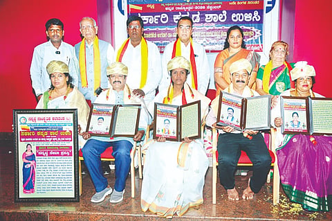 ರೋಟರಿ ಸಭಾಂಗಣದಲ್ಲಿ ಆಯೋಜಿಸಿದ್ದ ವಿಚಾರ ಸಂಕಿರಣದಲ್ಲಿ ಶಿಕ್ಷಕರಿಗೆ ವಿವಿಧ ಪ್ರಶಸ್ತಿ ಪ್ರದಾನ ಮಾಡಲಾಯಿತು. ಬಿ.ಸೋಮಶೇಖರ್, ಡಾ.ಟಿ.ಪದ್ಮಶ್ರೀ, ಜಿ.ಮಾರಹಳ್ಳಿ ರಂಗಸ್ವಾಮಿ, ಡಾ.ನಾ.ಗಂಗಾಧರಪ್ಪ, ಪ್ರಭಾಶಾಸ್ತ್ರಿ ಇದ್ದರು.