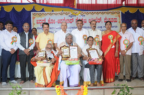 ಖದ್ದರ್ ಕೋ-ಆಪರೇಟಿವ್ ಸೊಸೈಟಿ ಸಂಸ್ಥೆ  ಶತಮಾನೋತ್ಸವ ಸಮಾರಂಭದಲ್ಲಿ ಸಂಸ್ಥೆಯ ಹಿರಿಯ ಸದಸ್ಯರನ್ನು ಸನ್ಮಾನಿಸಲಾಯಿತು. ಮರಿತಿಬ್ಬೇಗೌಡ, ಎನ್.ಶ್ರೀನಿವಾಸ್, ಎಲ್.ಸೋಮಣ್ಣ ಇತರರಿದ್ದರು.