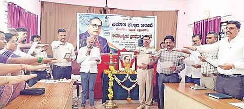ಬೇಲೂರಿನ ತಾಲೂಕು ಕಚೇರಿಯಲ್ಲಿ ಆಯೋಜಿಸಿದ್ದ ಕಾರ್ಯಕ್ರಮದಲ್ಲಿ ಶಾಸಕ ಎಚ್.ಕೆ.ಸುರೇಶ್ ಸಂವಿಧಾನದ ಪೀಠಿಕೆಯನ್ನು ಬೋಧಿಸಿದರು.