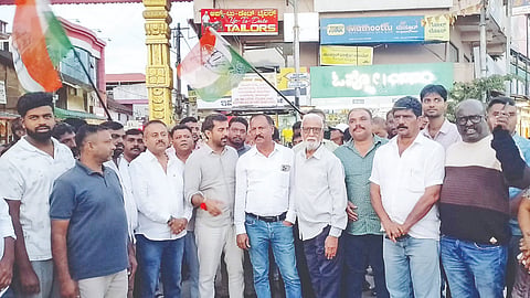 ನಗರ ಕಾಂಗ್ರೆಸ್ ವತಿಯಿಂದ ನಗರದ ಫೀಲ್ಡ್ ಮಾರ್ಷಲ್ ಕೆ.ಎಂ.ಕಾರ್ಯಪ್ಪ ವೃತ್ತದಲ್ಲಿ ಪ್ರತಿಭಟನೆ ನಡೆಸಲಾಯಿತು