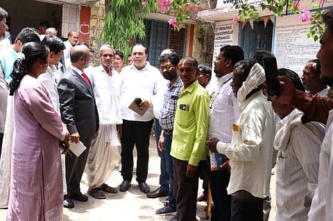 ಔರಾದ್​ ತಾಲೂಕಿನ  ನಾಗಮಾರಪಳ್ಳಿ ಗ್ರಾಪಂಗೆ ಬುಧವಾರ ಗ್ರಾಮೀಣಾಭಿವೃದ್ಧಿ ಮತ್ತು ಪಂಚಾಯತ್​ ರಾಜ್​ ಇಲಾಖೆಯ ಸಾಮಾಜಿಕ ಪರಿಶೋಧನಾ ನಿರ್ದೇಶಕ ಸಿ.ಕೆ. ಮಲ್ಲಪ್ಪ ಭೇಟಿ ನೀಡಿದರು. ತಾಪಂ ಇಒ ಕಿರಣ ಪಾಟೀಲ್​, ಎಡಿ ಶಿವಕುಮಾರ ಘಾಟೆ, ನರಸಾರಡ್ಡಿ, ದೇವಿದಾಸ, ಹಣಮಂತ ಮೇತ್ರೆ, ರಾಹುಲ್​ ಕೈವಾರೆ, ಆನಂದ ಕಾಳಗಾಪುರೆ, ಸಂಗೀತಾ ದೇಶಮುಖ ಇದ್ದರು.