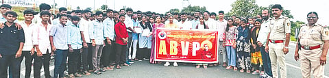 ವಿದ್ಯಾರ್ಥಿಗಳಿಗೆ ಸಮರ್ಪಕ ಬಸ್​ ಸೌಲಭ್ಯ ಹಾಗೂ ವಸತಿ ನಿಲಯ ಪ್ರಾರಂಭಿಸುವಂತೆ ಆಗ್ರಹಿಸಿ ಎಬಿವಿಪಿ ಕಾರ್ಯಕರ್ತರು ಔರಾದ್​ ಪಾಲಿಟೆಕ್ನಿಕ್​ ಕಾಲೇಜು ಹತ್ತಿರ ಅಂತಾರಾಜ್ಯ ಹೆದ್ದಾರಿ ಸಂಚಾರ ತಡೆದು ಪ್ರತಿಭಟನೆ ಮಾಡಿದರು. ಪವನ ಕುಂಬಾರ, ತುಕಾರಾಮ ಭೋಸ್ಲೆ, ನಾಗರಾಜ ಸುಲ್ತಾನಪುರ, ಅನೀಲ ಮೇತ್ರೆ, ಕಲ್ಲೇಶ ಬಿರಾದಾರ, ಸುರೇಶ ಮರತುಳೆ, ಸಂಗಮೇಶ ದ್ಯಾಡೆ, ಪ್ರಶಾಂತ ಮೇತ್ರೆ, ಮಾರುತಿ ಉದಗಿರೆ, ಪೂಜಾ , ಕಾವೇರಿ ಇತರರಿದ್ದರು.