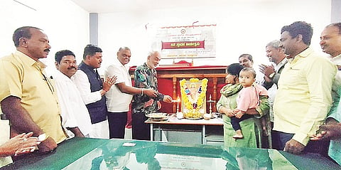 ಅರಕಲಗೂಡಿನಲ್ಲಿ ಆಯೋಜಿಸಿದ್ದ ಮಡಿವಾಳ ಮಾಚಿದೇವ ದೇವರ ಜಯಂತಿ ಕಾರ್ಯಕ್ರಮದಲ್ಲಿ ಶಾಸಕ ಎ.ಮಂಜು ಮಾಚಿದೇವರ ಭಾವಚಿತ್ರಕ್ಕೆ ಪುಷ್ಪಾರ್ಚನೆ ಮಾಡಿದರು. ಕೆ.ಸಿ.ಸೌಮ್ಯಾ, ಕೇಶವ, ಗಿರೀಶ್, ಮಂಜುನಾಥ್ ಇತರರಿದ್ದರು.