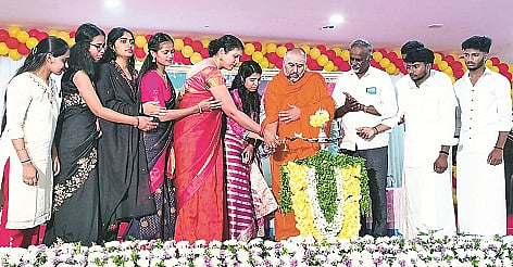 ಅರಕಲಗೂಡಿನಲ್ಲಿ ಆಯೋಜಿಸಿದ್ದ ಸಮಾರಂಭವನ್ನು ಕೆ.ಟಿ.ಮೇಘನಾ ಉದ್ಘಾಟಿಸಿದರು.ಶ್ರೀ ಶಂಭುನಾಥ ಸ್ವಾಮೀಜಿ, ಎಚ್.ಎನ್. ಮಲ್ಲೇಶಗೌಡ ಇತರರಿದ್ದರು.