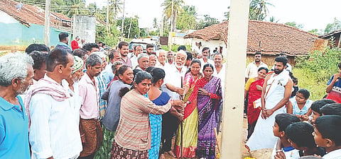 ಅರಕಲಗೂಡು ತಾಲೂಕಿನ ಗರುಡನಹಳ್ಳಿ ಗ್ರಾಮದಲ್ಲಿ ರಸ್ತೆ ಅಭಿವೃದ್ಧಿ ಕಾಮಗಾರಿಗೆ ಶಾಸಕ ಎ. ಮಂಜು ಭೂಮಿಪೂಜೆ ನೆರವೇರಿಸಿದರು. ದಿನೇಶ್, ಲಕ್ಷ್ಮೀಶ, ಸದಾನಂದ ಇತರರಿದ್ದರು.