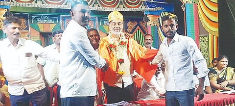 ಅರಕಲಗೂಡು ತಾಲೂಕಿನ ರಾಮನಕೊಪ್ಪಲು ಗ್ರಾಮದಲ್ಲಿ ಆಯೋಜಿಸಿದ್ದ ಪೌರಾಣಿಕ ನಾಟಕ ಉದ್ಘಾಟನಾ ಸಮಾರಂಭದಲ್ಲಿ ಶಾಸಕ ಎ.ಮಂಜು ಅವರನ್ನು ಸನ್ಮಾನಿಸಲಾಯಿತು. ನಂಜುಂಡ, ಆರ್.ಎಚ್. ಕುಮಾರ್, ಜಮೀರ್ ಅಹಮದ್, ಸಿದ್ದಯ್ಯ ಇದ್ದರು.