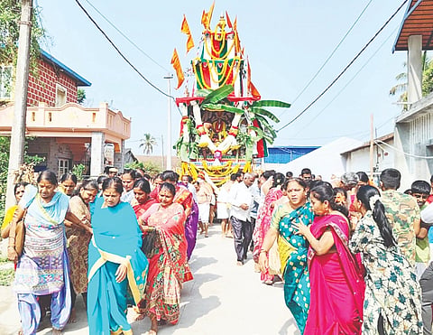 ಅರಕಲಗೂಡಿನಲ್ಲಿ ಮಂಗಳವಾರ ಶ್ರೀ ಲಕ್ಷ್ಮೀ ನರಸಿಂಹ ಸ್ವಾಮಿ ರಥೋತ್ಸವದಲ್ಲಿ ಭಕ್ತರು ತೇರು ಎಳೆದು ಸಂಭ್ರಮಿಸಿದರು.