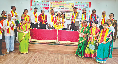 ಭದ್ರಾವತಿ ವಿಶ್ವೇಶ್ವರಾಯ ವಿದ್ಯಾಸಂಸ್ಥೆಯಲ್ಲಿ ನಡೆದ ತಾಲೂಕು 12ನೇ ಮಕ್ಕಳ ಕನ್ನಡ ಸಾಹಿತ್ಯ ಸಮ್ಮೇಳನವನ್ನು  ವಿಶ್ವೇಶ್ವರಾಯ ವಿದ್ಯಾಸಂಸ್ಥೆಯ ವಿದ್ಯಾರ್ಥಿನಿ ಕೆ.ತೇಜಸ್ವಿನಿ ಉದ್ಘಾಟಿಸಿದರು. ಎಂ.ಎಸ್​.ಅನ್ನಪೂರ್ಣ, ಡಿ.ಮಂಜುನಾಥ್​, ಎಂ.ಎಸ್​. ಸುಧಾಮಣಿ ಮುಂತಾದವರಿದ್ದರು. 