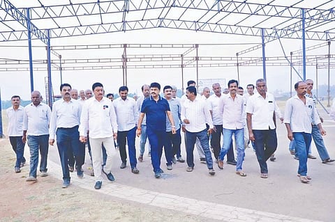ಭದ್ರಾವತಿ ಬೊಮ್ಮನಕಟ್ಟೆ ವಿಐಎಸ್​ಎಲ್​ ಹೆಲಿಪ್ಯಾಡ್​ ಬಳಿ ಜ.21ರಿಂದ ನಡೆಯುವ ತರಳಬಾಳು ಹುಣ್ಣಿಮೆ ಮಹೋತ್ಸವದ ಪೂರ್ವ ಸಿದ್ಧತೆಗಳನ್ನು ಸಂಸದ ಬಿ.ವೈ.ರಾವೇಂದ್ರ ಪರಿಶೀಲಿಸಿದರು. ಮಂಗೋಟೆ ರುದ್ರೇಶ್​, ಸಿದ್ದೇಶ್​, ಎಂ.ಎಸ್​.ರವಿ, ಕೆ.ಎಚ್​.ತೀರ್ಥಯ್ಯ, ದಿನೇಶ್​ ಮುಂತಾದವರಿದ್ದರು.