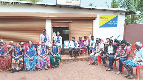 ಸಾಯಿ ಸ್ಪೋರ್ಟ್ಸ್ ಕ್ಲಬ್ ಬಾರ್ ಬಂದ್ ಮಾಡುವಂತೆ ಆಗ್ರಹಿಸಿ ಗ್ರಾಮಸ್ಥರು ಹಾಗೂ ಮಹಿಳೆಯರು ಖೋದಾನಪುರದ ಬಾರ್ ಎದುರು ಪ್ರತಿಭಟನೆ ನಡೆಸಿದರು. ಶಂಕರ ಚಚಡಿ, ಮಹಾಂತೇಶ ಗೌಡರ, ಶಿವಕ್ಕ ಮಿನಕಿ, ಮಹಾದೇವಿ ಮರೆದ ಇತರರಿದ್ದರು.