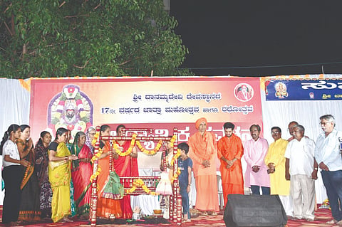 ಬೈಲಹೊಂಗಲದಲ್ಲಿ ದಾನಮ್ಮ ದೇವಿಗೆ ನಾಮಕರಣ ಕಾರ್ಯಕ್ರಮ ಜರುಗಿತು. ಅಡವಿ ಸಿದ್ದೇಶ್ವರ ಸ್ವಾಮೀಜಿ, ಮುಕ್ತಾನಂದ ಸ್ವಾಮೀಜಿ, ಪ್ರಮೋದ ಕುಮಾರ ವಕ್ಕುಂದಮಠ, ಕುಮಾರ ರೇಶಿ ಇತರರಿದ್ದರು.