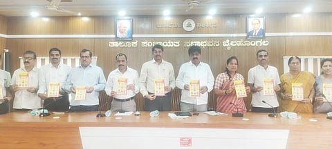 ಬೈಲಹೊಂಗಲದಲ್ಲಿ ತಾಲೂಕು ಮಟ್ಟದ 8ನೇ ಕನ್ನಡ ಸಾಹಿತ್ಯ ಸಮ್ಮೇಳನದ ಆಮಂತ್ರಣ ಪತ್ರಿಕೆ ಬಿಡುಗಡೆಗೊಳಿಸಲಾಯಿತು. ಶಾಸಕ ಬಾಬಾಸಾಹೇಬ ಪಾಟೀಲ, ರೋಹಿಣಿ ಪಾಟೀಲ, ಎಚ್​.ಎನ್​.ಶಿರಹಟ್ಟಿ, ಎ.ಎನ್​.ಪ್ಯಾಟಿ ಇತರರಿದ್ದರು.