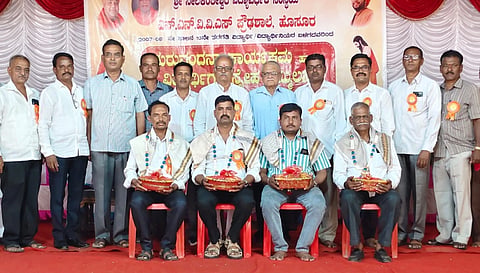 ಗೋಕಾಕ ವಲಯದಿಂದ ಎಸ್ಸೆಸ್ಸೆಲ್ಸಿ ಪರೀೆಯಲ್ಲಿ ಸಾಧನೆ ಮಾಡಿದ ವಿದ್ಯಾರ್ಥಿಗಳು ಹಾಗೂ ಮುಖ್ಯಶಿಕ್ಷಕರನ್ನು ಸನ್ಮಾನಿಸಲಾಯಿತು. ಶಾಸಕ ರಮೇಶ ಜಾರಕಿಹೊಳಿ, ಡಾ.ಮೋಹನ ಭಸ್ಮೆ, ಜಿ.ಬಿ.ಬಳಗಾರ ಇತರರಿದ್ದರು.