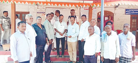 ಜಮೀನುಗಳಿಗೆ ಸಮರ್ಪಕ ರಸ್ತೆ ನಿರ್ಮಿಸಲು ಆಗ್ರಹಿಸಿ ಬಾವಿಹಾಳ ಗ್ರಾಮದ ರೈತರು ತಹಸೀಲ್ದಾರ್‌ಗೆ ಮನವಿ ಸಲ್ಲಿಸಿದರು. ಸುಭಾಸ ಇಂಚಲ, ಮುದುಕಪ್ಪ ಕಮತ, ಬಸವರಾಜ ವೆಂಕಟಾಪುರ ಇತರರಿದ್ದರು.