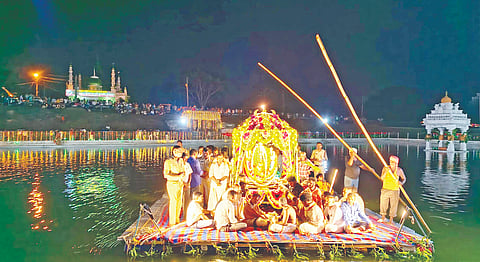 ಬೇಲೂರು ಪಟ್ಟಣದ ವಿಷ್ಣು ಸಮುದ್ರ ಕಲ್ಯಾಣಿಯಲ್ಲಿ ಶ್ರೀ ಚನ್ನಕೇಶವಸ್ವಾಮಿ ತೆಪ್ಪೋತ್ಸವವು ಸಾವಿರಾರು ಭಕ್ತರ ಸಮ್ಮುಖದಲ್ಲಿ ಗುರುವಾರ ರಾತ್ರಿ ಅದ್ಧೂರಿಯಾಗಿ ನೆರವೇರಿತು. 