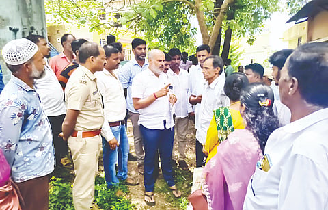 ಬೇಲೂರು ಪುರಸಭೆಯ 1ನೇ ವಾರ್ಡ್‌ನ ಹೊಸನಗರ ಬಡಾವಣೆಗೆ ಶಾಸಕ ಎಚ್.ಕೆ.ಸುರೇಶ್ ಭೇಟಿ ನೀಡಿ ಸಾರ್ವಜನಿಕರ ಅಹವಾಲು ಆಲಿಸಿದರು.