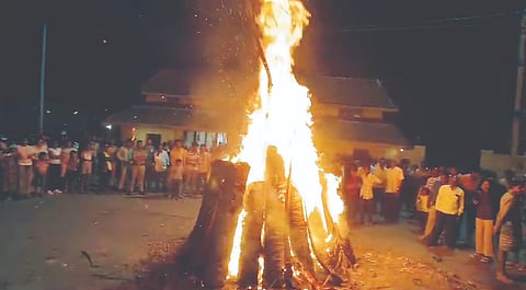 ಬೇಲೂರು ಪಟ್ಟಣದ ಶ್ರೀ ಚನ್ನಕೇಶವಸ್ವಾಮಿ ದೇಗುಲದ ಹಿಂಭಾಗದಲ್ಲಿ ನೂರಾರು ಜನರ ಸಮ್ಮುಖದಲ್ಲಿ ಸೋಮವಾರ ರಾತ್ರಿ ಕಾಮ ದಹನ ನೆರವೇರಿಸಲಾಯಿತು.