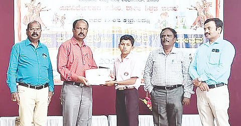 ಪ್ರತಿಭಾ ಕಾರಂಜಿ ಸ್ಪರ್ಧೆಯ ಕಥೆ ಹೇಳುವ ಸ್ಪರ್ಧೆಯಲ್ಲಿ ಪ್ರಥಮ ಸ್ಥಾನ ಪಡೆದ ಶೀಥಲ್ ಅವರನ್ನು ಶಿಕ್ಷಕರು ಅಭಿನಂದಿಸಿದರು.