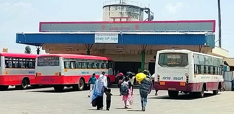 ಚುನಾವಣೆ ಹಿನ್ನೆಲೆಯಲ್ಲಿ ಬೇಲೂರು ತಾಲೂಕಿನ ಅರೇಹಳ್ಳಿ ಭಾಗದಲ್ಲಿ ಬೀಡು ಬಿಟ್ಟಿದ್ದ ಕಾರ್ಮಿಕರು ತಮ್ಮೂರಿನತ್ತ ತೆರಳಲು ಅರೇಹಳ್ಳಿ ಬಸ್ ನಿಲ್ದಾಣಕ್ಕೆ ತೆರಳುತ್ತಿರುವುದು.