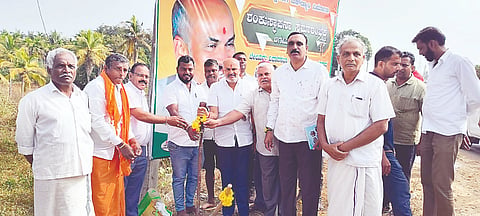 ಬೇಲೂರು ತಾಲೂಕಿನ ಕೆತ್ತಪ್ಪಯ್ಯನ ಕೆರೆಯ ಹಳ್ಳಕ್ಕೆ ಅಡ್ಡಲಾಗಿ ನಿರ್ಮಿಸುತ್ತಿರುವ ಚೆಕ್‌ಡ್ಯಾಂ ಕಾಮಗಾರಿಗೆ ಶಾಸಕ ಎಚ್.ಕೆ.ಸುರೇಶ್ ಭೂಮಿ ಪೂಜೆ ನೆರವೇರಿಸಿದರು. ಸೋಮಣ್ಣ, ಅಶೋಕ್, ನವೀನ್, ಶಿವನಾಗ್, ಶೇಖರ್, ಶಿವಣ್ಣ, ಪ್ರಸನ್ನ ಇತರರಿದ್ದರು.