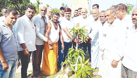 ಬೇಲೂರು ತಾಲೂಕಿನ ಇಬ್ಬೀಡು ಗ್ರಾಮದ ಶ್ರೀಗಜಲಕ್ಷ್ಮೀ ದೇವಸ್ಥಾನದಿಂದ ಗ್ರಾಮಕ್ಕೆ ಸಂಪರ್ಕ ಕಲ್ಪಿಸುವ ರಸ್ತೆ ಕಾಮಗಾರಿಗೆ ಶಾಸಕ ಎಚ್.ಕೆ.ಸುರೇಶ್ ಭೂಮಿ ಪೂಜೆ ನೆರವೇರಿಸುವ ಮೂಲಕ ಚಾಲನೆ ನೀಡಿದರು. ಲೋಕೇಶ್, ರಾಮಚಂದ್ರೇಗೌಡ ಇತರರು ಇದ್ದರು.
