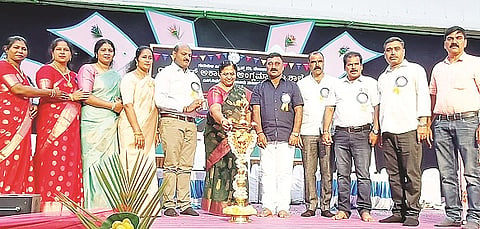 ಬೇಲುರಿನ ಯುನೈಟೆಡ್ ಅಕಾಡೆಮಿ ಆಂಗ್ಲ ಮಾಧ್ಯಮ ಶಾಲೆಯಲ್ಲಿ ಆಯೋಜಿಸಿದ್ದ  ಸಾಂಸ್ಕೃತಿಕ ಕಾರ್ಯಕ್ರಮವನ್ನು ಕ್ಷೇತ್ರ ಶಿಕ್ಷಣಾಧಿಕಾರಿ ಭಾಗ್ಯಮ್ಮ ಉದ್ಘಾಟಿಸಿದರು. ಎಚ್.ಎಂ.ದಿನೇಶ್, ವಿ.ಎಸ್.ಭೋಜೇಗೌಡ, ಲೋಕೇಶ್,ಮಹೇಶ್, ಕೆ.ಎಲ್.ಸುರೇಶ್, ಜಗದೀಶ್, ಉಮೇಶ್ ಇದ್ದರು.