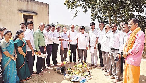 ಬೇಲೂರಿನ ವಿವೇಕಾನಂದ ಪ್ರೌಢಶಾಲೆ ಆವರಣದಲ್ಲಿ ಶೌಚಗೃಹ ನಿರ್ಮಾಣಕ್ಕೆ ಶಾಸಕ ಎಚ್.ಕೆ.ಸುರೇಶ್ ಭೂಮಿಪೂಜೆ ನೆರವೇರಿಸಿದರು. ಆರ್.ಎಸ್.ಸುಬ್ರಹ್ಮಣ್ಯ, ಶಿವಕುಮಾರ್, ಗಂಗೇಗೌಡ, ಹರೀಶ್, ಪ್ರಕಾಶ್ ಇದ್ದರು.