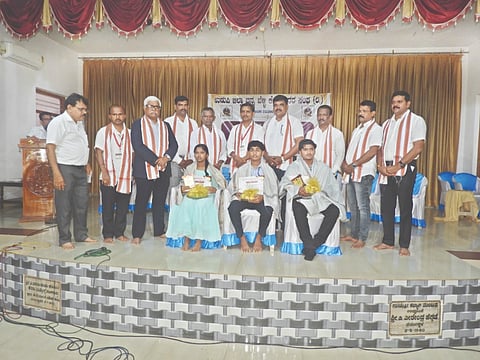 ಉಡುಪಿ ಕುಂಜಿಬೆಟ್ಟುವಿನಲ್ಲಿ ಉಡುಪಿ ಜಿಲ್ಲಾ ಚಿನ್ನ, ಬೆಳ್ಳಿ ಕೆಲಸಗಾರರ ಸಂಘದ ವಿಶೇಷ ಸಭೆ, ಪ್ರತಿಭಾ ಪುರಸ್ಕಾರ ಮತ್ತು ರಜತ ಮಹೋತ್ಸವದ ಪೂರ್ವಭಾವಿ ಸಭೆಯನ್ನು ಪಿ.ಸುಜ್ಞಾನ ಮೂರ್ತಿ ಉದ್ಘಾಟಿಸಿದರು. ಪ್ರಮುಖರಾದ ರವಿಚಂದ್ರ ಆಚಾರ್ಯ, ಪ್ರಸಾದ್ ರಾಜ್ ಕಾಂಚನ್, ಗಂಗಾಧರ ಎಚ್., ರಮೇಶ್ ಆಚಾರ್ಯ ಮೊದಲಾದವರಿದ್ದರು.  