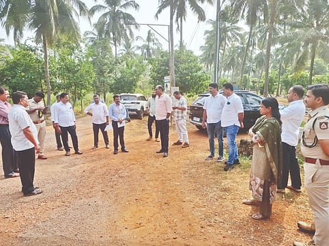 ಬ್ರಹ್ಮಾವರ ಕೃಷಿ ಸಂಶೋಧನಾ ಕೇಂದ್ರದಲ್ಲಿ ಅಕ್ರಮವಾಗಿ ಮರ ಕಡಿದು ಮಾರಾಟ ಮಾಡಿದ ಕುರಿತು ಶನಿವಾರ ಕೃಷಿ ಕೇಂದ್ರಕ್ಕೆ ಉಡುಪಿ ಶಾಸಕ ಯಶ್‌ಪಾಲ್ ಸುವರ್ಣ ಭೇಟಿ ನೀಡಿ ಸ್ಥಳ ಪರಿಶೀಲನೆ ನಡೆಸಿದರು.