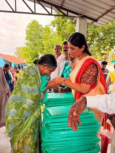 ಬಿಸಿ ಊಟ ತಯಾರಿಸುವ ಸಿಬ್ಬಂದಿಗೆ ಉಚಿತ ಸಮವಸ್ತ್ರಗಳನ್ನು ಮಡಿಲು ಸೇವಾ ಸಂಸ್ಥೆಯ ಅಧ್ಯಕ್ಷೆ ಡಿ.ಎಂ.ತ್ರಿವೇಣಿ ವಿತರಿಸಿದರು. ಮಂಜುಳಾ, ಜಯರಾಮ್, ಪಿ.ಪಿ.ಚಲುವರಾಜ್, ಪ್ರಸನ್ನಕುಮಾರ್, ಅಶೋಕ್‌ರಾಜ್ ಲಿಂಗಯ್ಯ ಇತರರಿದ್ದರು.