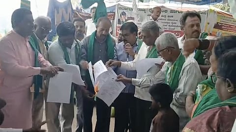 ಶಿಡ್ಲಘಟ್ಟ ತಾಲೂಕಿನ ವ್ಯಾಪ್ತಿಯಲ್ಲಿ ಕೈಗಾರಿಕಾಭಿವೃದ್ಧಿ ಪ್ರದೇಶಕ್ಕೆ ಜಮೀನು ಸ್ವಾಧೀನಪಡಿಸಿಕೊಳ್ಳಲಿರುವ ರೈತರಿಗೆ ನೀಡಿದ ನೋಟಿಸ್‌ ಗಳನ್ನು ಸುಟ್ಟು ಹಾಕಿ ಆಕ್ರೋಶ ವ್ಯಕ್ತಪಡಿಸಲಾಯಿತು.