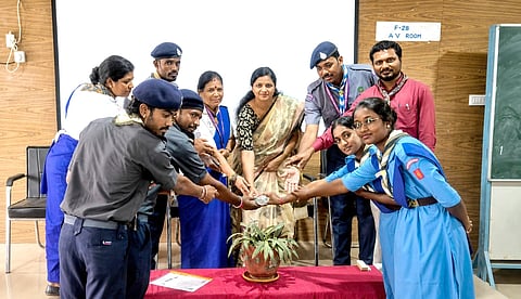 ಚಿಂತಾಮಣಿ ಸರ್ಕಾರಿ ಕಾಲೇಜಿನಲ್ಲಿ ರೋವರ್​ ಹಾಗೂ ರೇಂರ್ಜಸ್​ ಘಟಕವನ್ನು ಪ್ರಾಂಶುಪಾಲೆ ಪ್ರೊ.ಕುಸುಮ ಮಂಗಳಾ ಉದ್ಘಾಟಿಸಿದರು. ಎಎಲ್​ಟಿ ಸ್ಕೌಟ್​ ಮಾಸ್ಟರ್​ ಬಿ.ಎನ್​.ವಿನಯ್​, ಭಾರತ ಸ್ಕೌಟ್ಸ್​ ಮತ್ತು ಗೈಡ್ಸ್​ ಜಂಟಿ ನಿರ್ದೇಶಕಿ ಎಲ್​ಟಿ ಗೈಡ್​ ಎನ್​.ಉಮಾದೇವಿ ಇತರರು ಇದ್ದರು.
