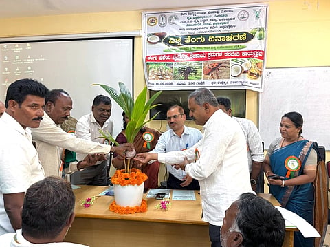 ಚಿಂತಾಮಣಿಯ ಕುರುಬೂರು ಕೃಷಿ ವಿಜ್ಞಾನ ಕೇಂದ್ರದಲ್ಲಿ ಹಮ್ಮಿಕೊಂಡಿದ್ದ ತೆಂಗು ದಿನಾಚರಣೆಯನ್ನು ಬೆಂಗಳೂರಿನ ಲಾಲ್​ಬಾಗ್​ ತೋಟಗಾರಿಕೆ ಇಲಾಖೆ ಹೆಚ್ಚುವರಿ ನಿರ್ದೇಶಕ ಶಕೀಲ್​ ಅಹಮದ್​ ಉದ್ಘಾಟಿಸಿದರು. ತೆಂಗು ಅಭಿವೃದ್ಧಿ ಮಂಡಳಿ ನಿರ್ದೇಶಕಿ ರೇಷ್ಮಾ, ತೋಟಗಾರಿಕೆ ವಿಜ್ಞಾನಿ ಆರ್​.ಪ್ರವಿಣ್​ ಕುಮಾರ್​, ನರಸರೆಡ್ಡಿ, ಡಾ.ಎಂ.ಪಾಪಿರೆಡ್ಡಿ ಇದ್ದರು.