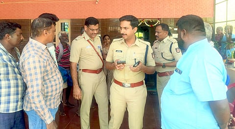 ಚಿಂತಾಮಣಿ ಗ್ರಾಮಾಂತರ ಠಾಣೆಯ ಮುಂಭಾಗ ಎಸ್ಪಿ ಕುಶಾಲ್‌ ಚೌಕ್ಸೆ ಸರಗಳ್ಳತನದ ಬಗ್ಗೆ ಮಾಹಿತಿ ಪಡೆಯುತ್ತಿರುವುದು