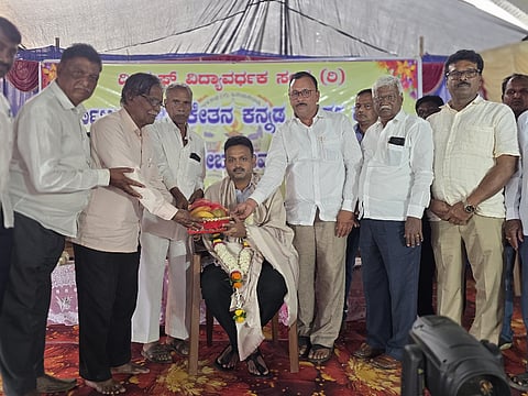 ಹಿರೇಬಾಗೇವಾಡಿಯಲ್ಲಿ ಹಮ್ಮಿಕೊಂಡಿದ್ದ ವಾರ್ಷಿಕ ಸ್ನೇಹಸಮ್ಮೇಳನದಲ್ಲಿ ಎಂಎಲ್‌ಸಿ ಚನ್ನರಾಜ ಹಟ್ಟಿಹೊಳಿ ಅವರನ್ನು ಸನ್ಮಾನಿಸಲಾಯಿತು. ಎಸ್.ಇಟಗಿ, ಬಿ.ಐ.ಅರಳಿಕಟ್ಟಿ, ವೈ.ಎಲ್.ಪಾಟೀಲ, ಆಂಜನೇಯ ಆರ್.ಕೆ. ಇತರರಿದ್ದರು.