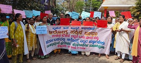 ಆರೋಗ್ಯ ಹಕ್ಕು ಕಾಯಿದೆ ಜಾರಿಗೆ ಆಗ್ರಹಿಸಿ ಬೆಳಗಾವಿಯಲ್ಲಿ ಸೋಮವಾರ ಪ್ರತಿಭಟಿಸಲಾಯಿತು.