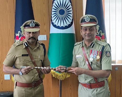 ಬೆಳಗಾವಿಯ ನೂತನ ನಗರ ಪೊಲೀಸ್ ಆಯುಕ್ತ ಪ್ರಕಾಶ ನಿಕ್ಕಂರಿಗೆ ಭೂಷಣ ಬೋರಸೆ ಗುರುವಾರ ಅಧಿಕಾರ ವಹಿಸಿಕೊಟ್ಟರು.