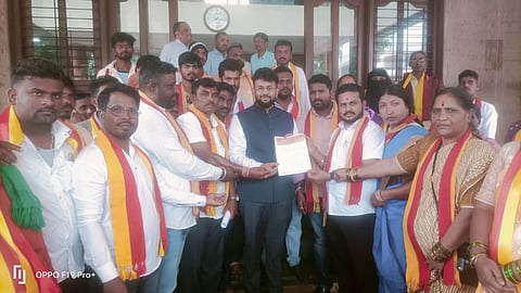 ಹಕ್ಕುಪತ್ರ ವಿತರಣೆ ಆಗ್ರಹಿಸಿ ಖಾನಾಪುರ ಭಂಗಿಬೋಳ ನಿವಾಸಿಗಳು ಸೋಮವಾರ ಜಿಪಂ ಸಿಇಒ ರಾಹುಲ ಶಿಂಧೆಗೆ ಮನಗಿ ಸಲ್ಲಿಸಿದರು. ಮಂಜುನಾಘಥ ಜಲ್ಲಿ, ಮಲ್ಲಿಕಾರ್ಜುನ ಮರಕುಂಬಿ, ಲಕ್ಷ್ಮೀ ಗಾಡಿವಡ್ಡರ ಇತರರಿದ್ದರು.