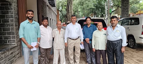 ಎಸ್‌ಐಆರ್ ನಮೂನೆಗಳನ್ನು ತ್ರಿಭಾಷೆಯಲ್ಲಿ ನೀಡುವಂತೆ ಆಗ್ರಹಿಸಿ ಅನಗೋಳ ನಿವಾಸಿಗಳು ಶುಕ್ರವಾರ ಜಿಲ್ಲಾಧಿಕಾರಿ ಕಚೇರಿ ಎದುರು ಪ್ರತಿಭಟಿಸಿದರು. ವಿನಾಯಕ ಗುಂಜಟಕರ, ಬಾಹು ಕಾವಳೆ, ಚಂದ್ರಕಾಂತ ಗೊಂಡವಾಡ್ಕರ, ಜ್ಯೋತಿಬಾ ಯಳ್ಳೂರಕರ ಇತರರಿದ್ದರು. 