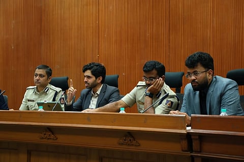  ಬೆಳಗಾವಿ ಸುವರ್ಣ ಸೌಧದಲ್ಲಿ ಬುಧವಾರ ಅಧಿವೇಶನ ಪೂರ್ವಸಿದ್ಧತೆ ಸಭೆಯಲ್ಲಿ ಜಿಲ್ಲಾಧಿಕಾರಿ ಮೊಹಮ್ಮದ್ ರೋಷನ್ ಮಾತನಾಡಿದರು. ಭೂಷಣ ಬೋರಸೆ, ಡಾ.ಭೀಮಾಶಂಕರ ಗುಳೇದ, ರಾಹುಲ ಶಿಂಧೆ ಇದ್ದರು